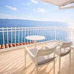 Seafront House With Private Access & Parking *
