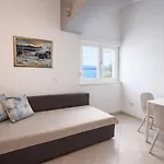 Seafront House With Private Access & Parking Apartman *