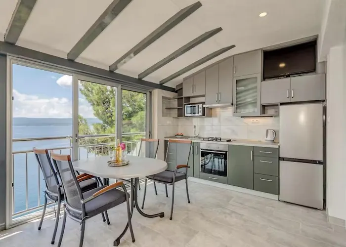 Family House Near Beach & Parking Apartman