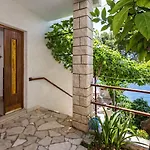 Seafront House With Private Access & Parking Apartman Marusici