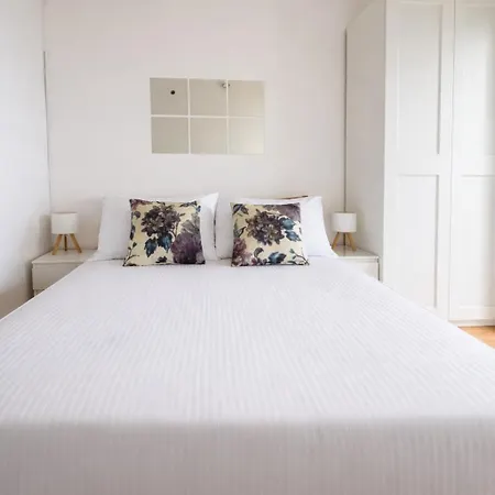 Seaside House - Sunbeds - Free Parking Appartement