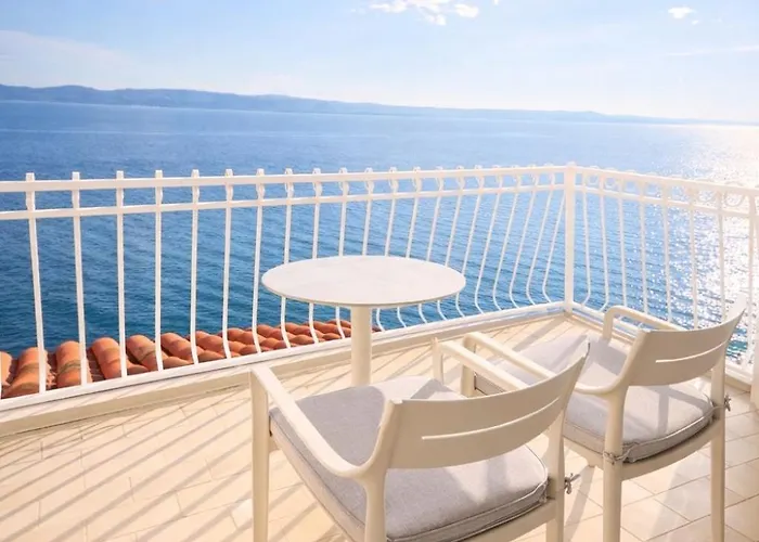 Seafront House With Private Access & Parking *