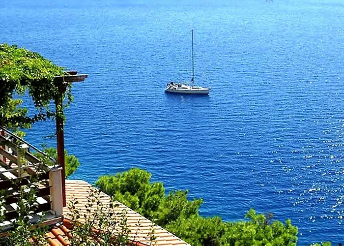 Seafront House With Private Access & Parking Apartment *