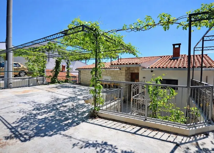 Seafront House With Private Access & Parking * Marusici (Split-Dalmatia)