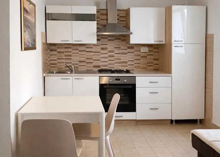 Apartment Seafront House With Private Access & Parking