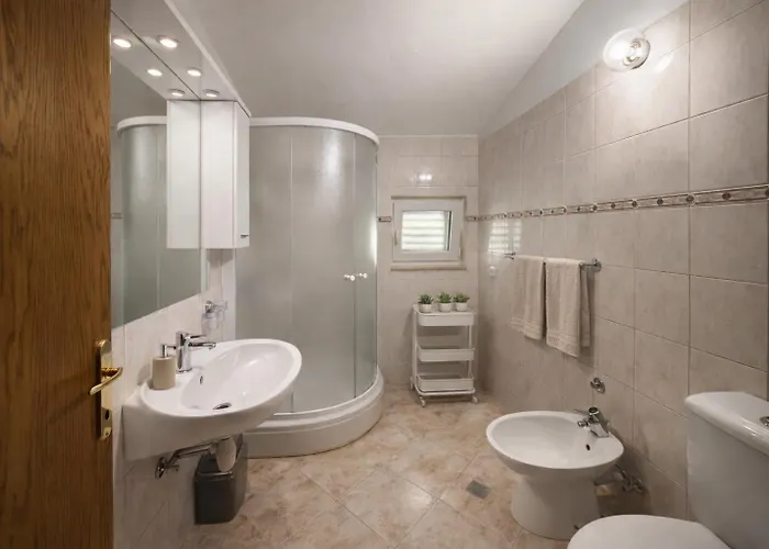 Apartment Seafront House With Private Access & Parking Marusici (Split-Dalmatia)
